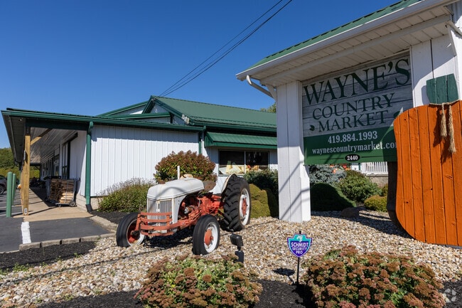 Wayne’s Country Market is a family-run grocery store serving Lexington since 1993.