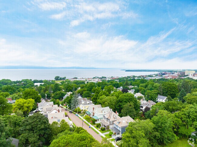 In the Fifth Avenue neighborhood, houses are conveniently located blocks away from the lake.