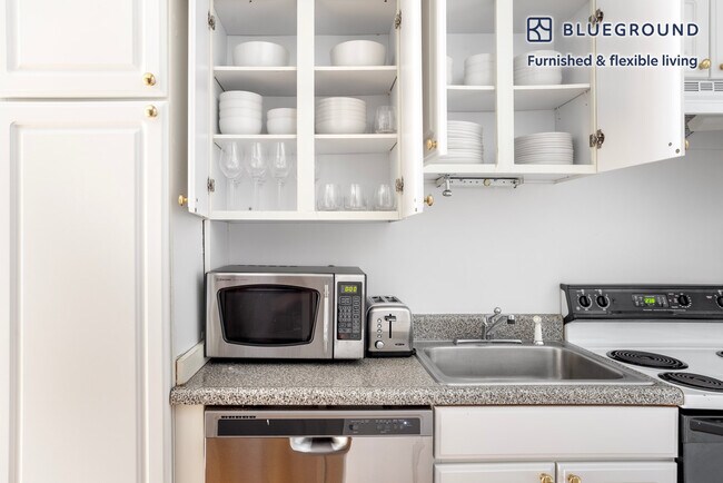 14 Derne St unit FL5-ID829, Boston, MA 02114 - photo 7
