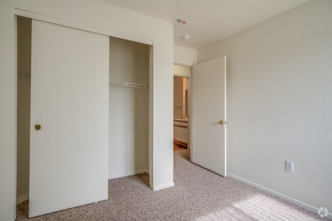 2BR, 2BA - 960SF