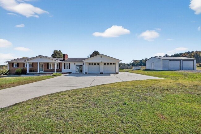 1580 N Honeycutt St, Benson, NC 27504 - photo 2