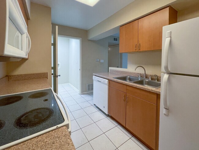 1500 Lake Shore Dr unit 204, Waco, TX 76708 - photo 6