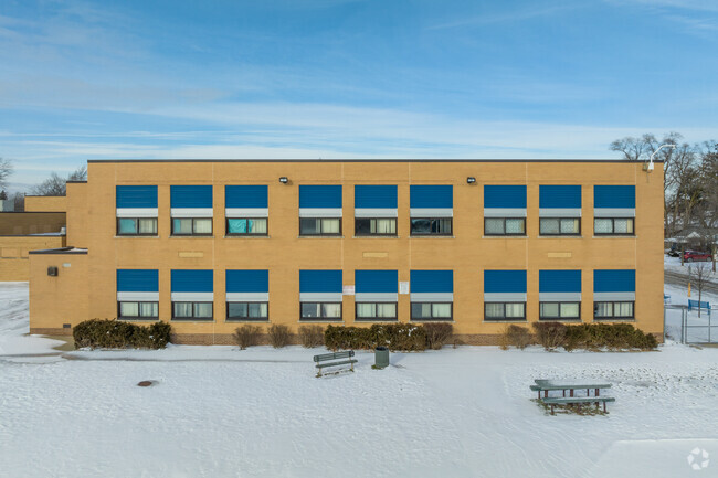 Mound Park Elementary School and yard.
