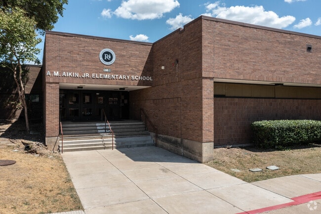 Richardson Aiken Elementary has plenty of space for teaching the students of Lake Highlands.