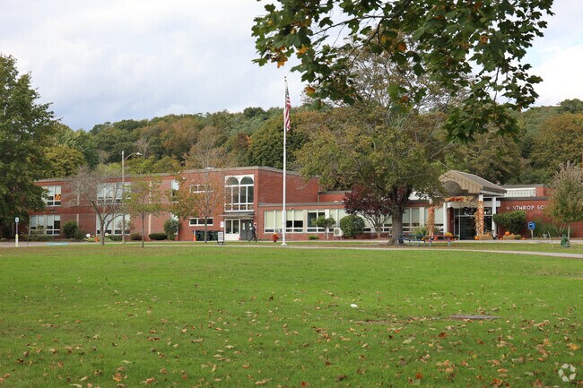 Winthrop Elementary School is an above average, public school located in Ipswich.