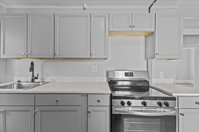 410 St Paul St unit 2, Burlington, VT 05401 - photo 2