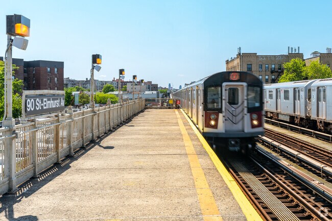 This eastbound Flushing train pulls in to 90th-Elmhurst Avenue in East Elmhurst.