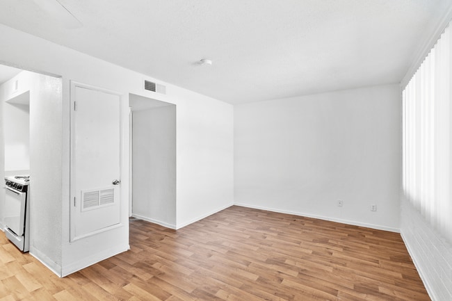 Bella Vista Apartments, Phoenix, AZ 85009 - photo 6