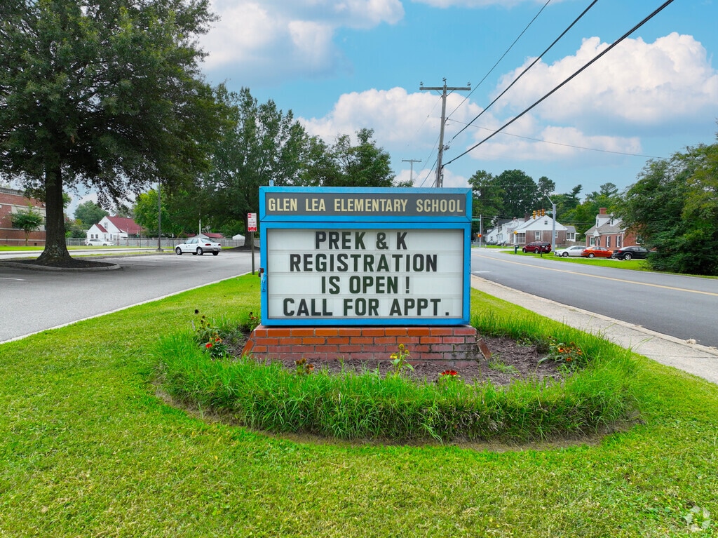 Sign for Glen Lea Elementary School.