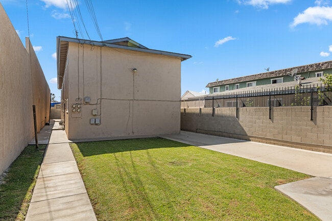 9226 Palm St unit B, Bellflower, CA 90706 - photo 3