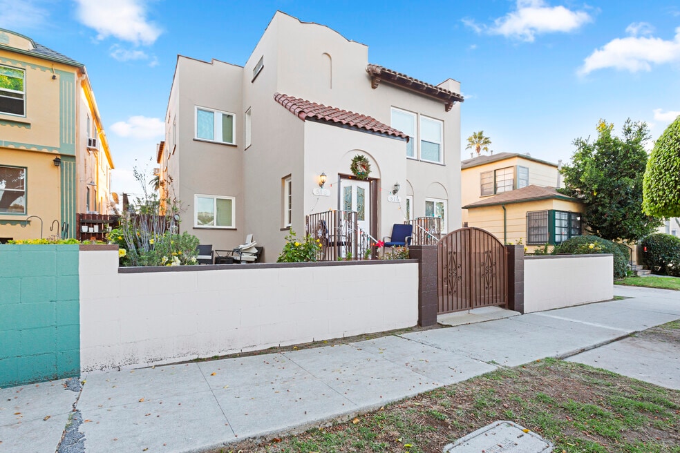 518 N Genesee Ave unit 518, Los Angeles, CA 90036 - photo 1