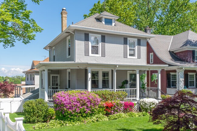 You will find beautiful Foursquare homes with manicured lawns along Prospect Street in Highlands.