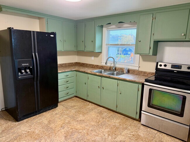 236 Andrews Ave unit B, West Warwick, RI 02893 - photo 5