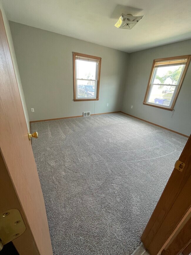 1422 9th St NW, Cedar Rapids, IA 52405 - photo 5