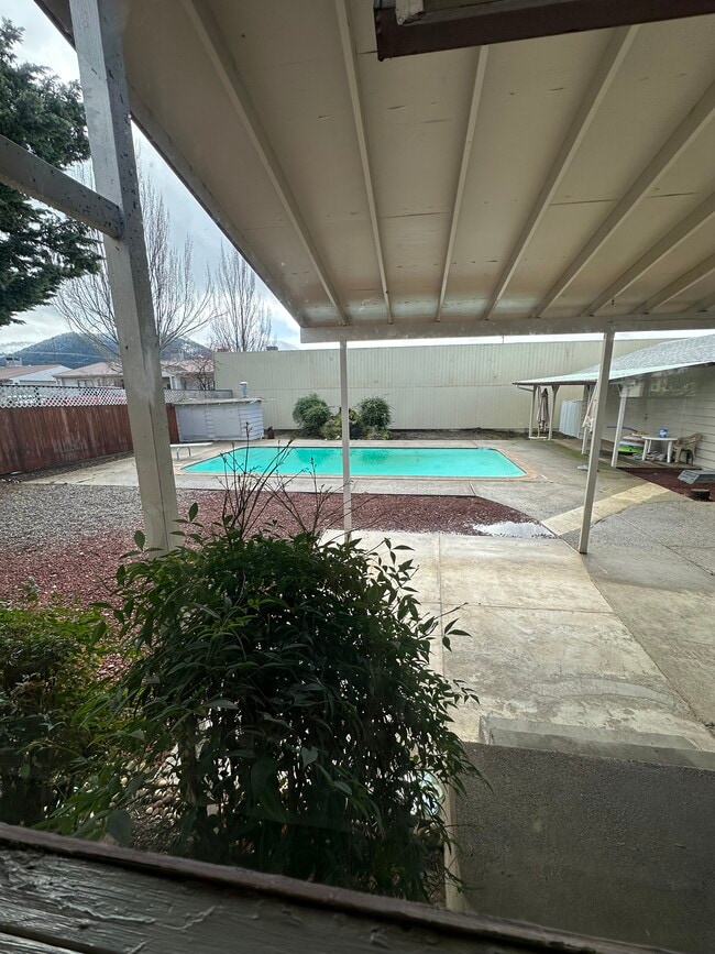 1135 NE D St, Grants Pass, OR 97526 - photo 2