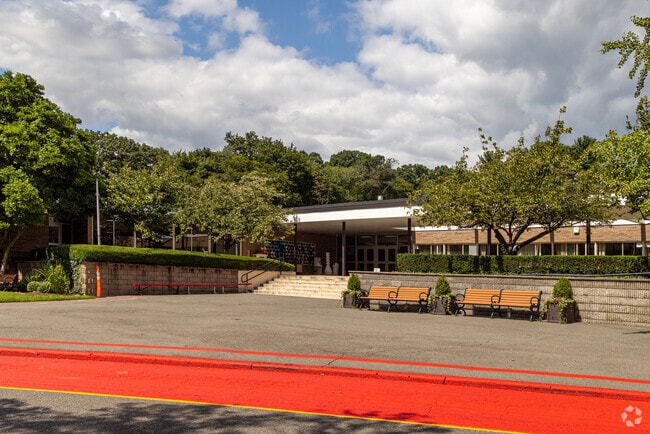 Ridge Elementary School has a student-teacher ratio of 13 to 1.