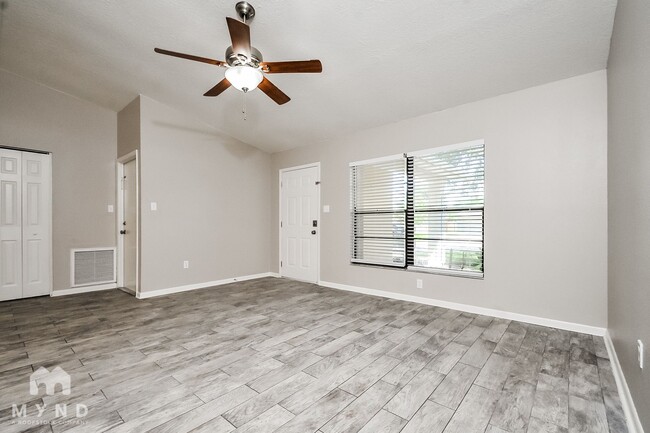 509 Bryan Valley Ct, Brandon, FL 33511 - photo 2