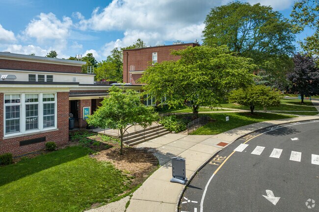 The main entrance to Washington School, an elementary school located in Summit, NJ.
