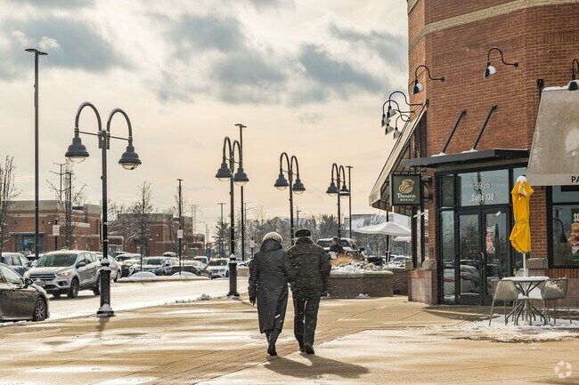 Explore the vibrant and dynamic Kingstowne Towne Center, a gem in the heart of Franconia.