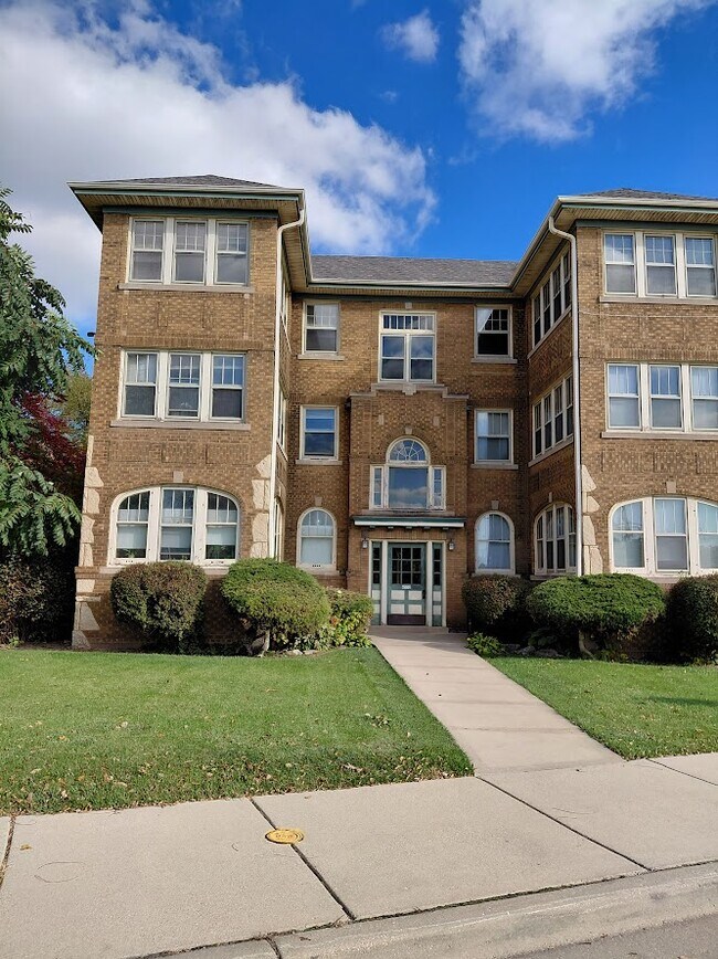 4552 W Wells St, Milwaukee, WI 53208