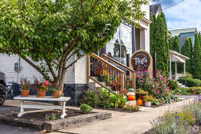 Locals in Vallamont can enjoy delicious Italian food at Tag’s Family-Style Take Out.