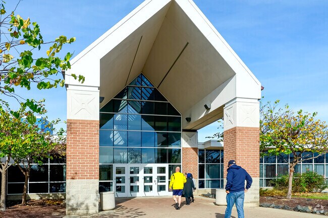 Ford Community Center has a fitness center and multiple pools near west Dearborn Heights.