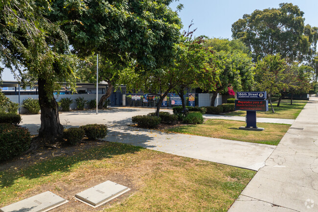 186th St Elementary School has an overall B grade from Niche.