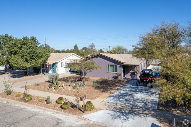 Arroyo Chico's homes vary in style and color.