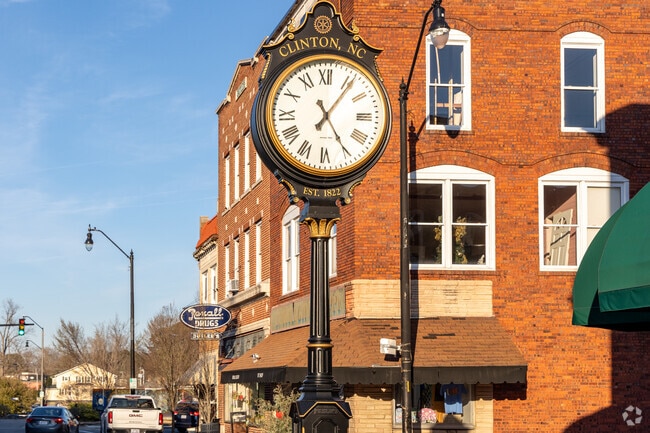 Downtown Clinton has a variety of opportunities to dine, shop, and explore area culture.