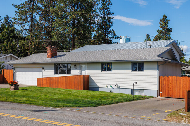 Ranch style homes in Central Post Falls have perfectly maintained lawns.