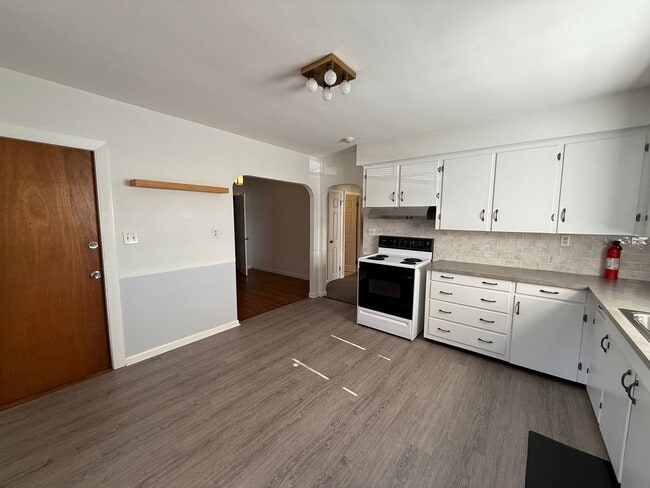 207 Front St unit 2nd HEAT INCLUDED, Lincoln, RI 02865 - photo 3