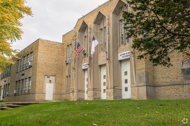 Hickman Academy Preparatory School provides education in the neighborhood of 
Lincoln Creek.