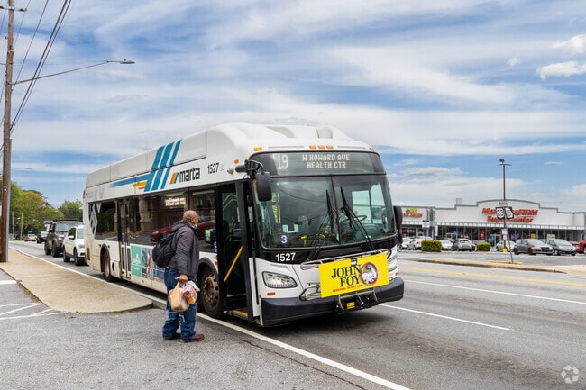 Public transportation in Lindmoor Woods–Valley Brook Estates includes MARTA bus routes for easy commuting across Atlanta.