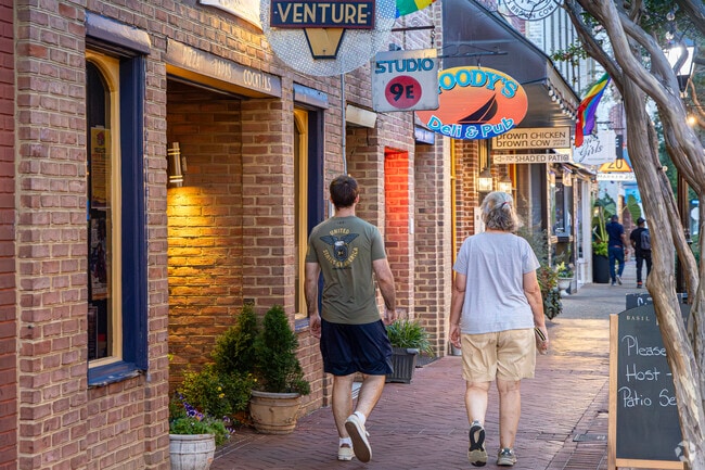 Downtown Hampton attracts the nightlife scene from Newtown with cute shops and bars on Queen St.