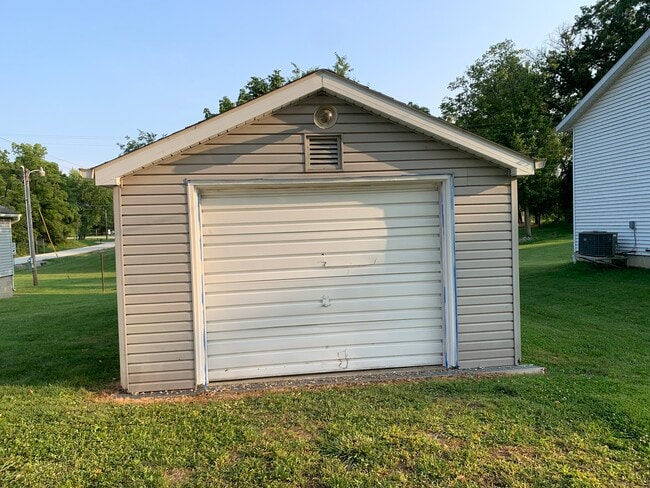 608 Wilson St, Newton, IL 62448 - photo 2