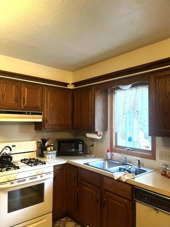 1248 Boettler Rd, Uniontown, OH 44685 - photo 4