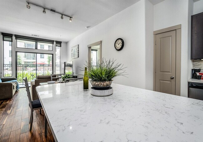 955 St Joseph Pkwy unit ID1359163P, Houston, TX 77002 - photo 2