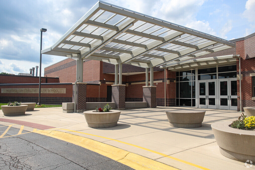 Heritage Lakes Elementary School building in Carol Stream.