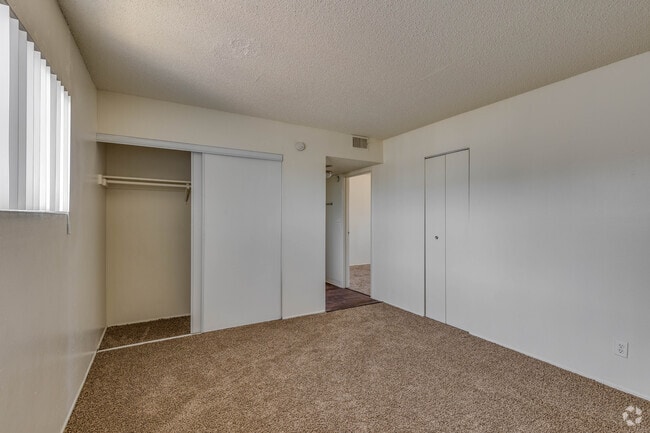 1 BR, 1 BA - 700 SF
