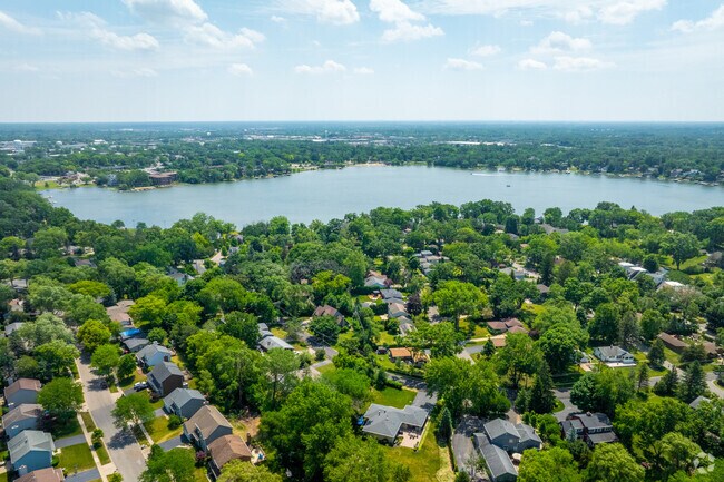 Residents of West Shore Lake benefit from Diamond Lake running along its eastern border.