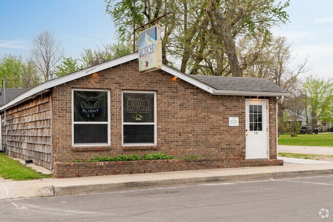 Head to Lula's in the evening and enjoy drinks and food in Moberly.