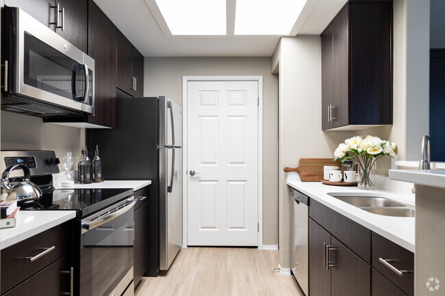 2BR, 2BA - 1,017SF