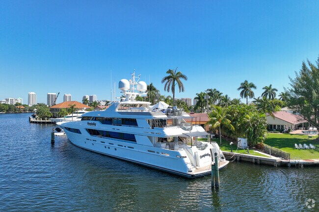 Large yacht docked outside of a home in Sunrise Key.