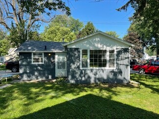 1417 1/2 S 12th St Unit Cottage House, Burlington, IA 52601
