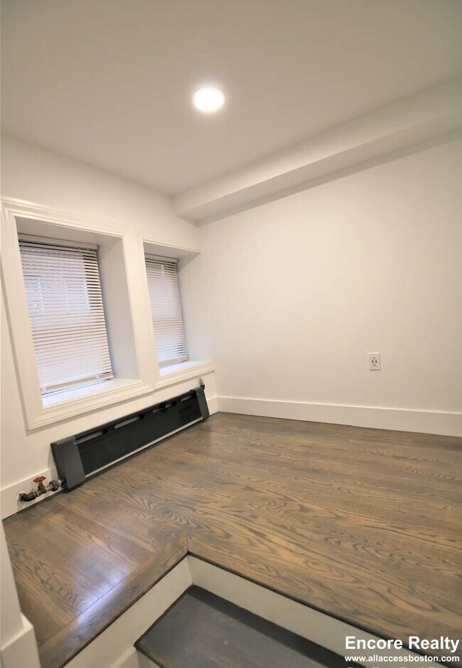 27 Phillips St unit 1, Boston, MA 02114 - photo 4