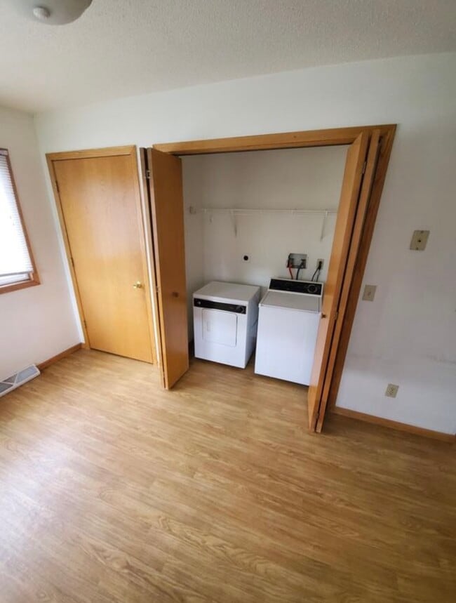 3511 29th Ct S unit Upper Unit Duplex, La Crosse, WI 54601 - photo 4