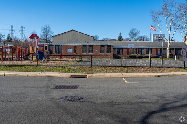 The student to teacher ratio at the Roosevelt Elementary School is 9-1.
