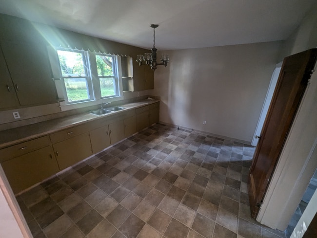 410 W 23rd St, Lorain, OH 44052 - photo 2