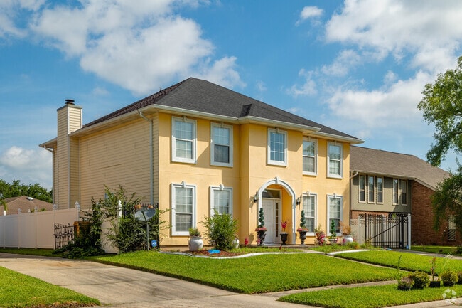 Read Blvd West has Georgian inspired homes with many windows.