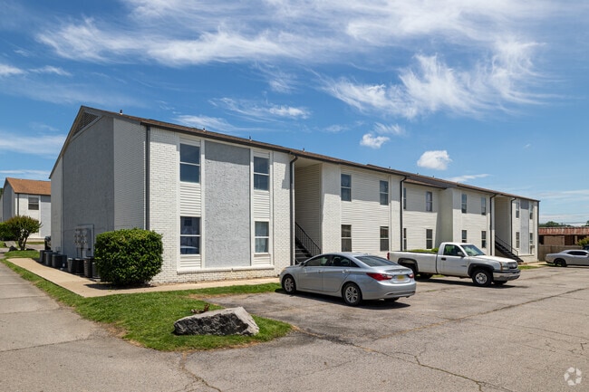 Ramsey Square: 1 & 2 Bedroom Apartments with Dog Park & Pool, Fort Smith, AR 72901 - photo 4